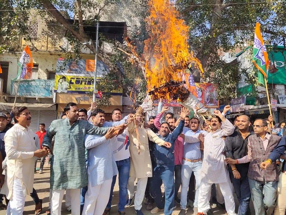 कांग्रेसियों ने अमित शाह का पुतला जलाया