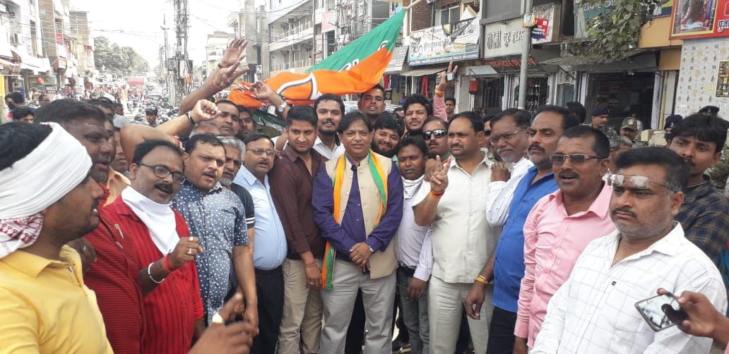 BJP कार्यकर्ताओं ने कांग्रेस की सरकार गिरने मनाया जश्न