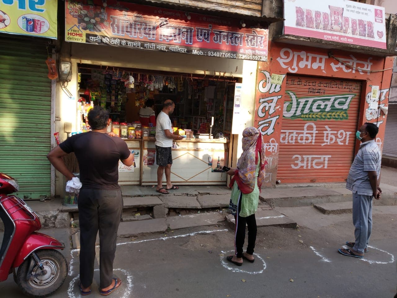 कोरोना वायरस: दुकानदार दिखा रहे समझदारी, दुकान के सामने लगाए गोले जिससे ना लगे भीड़