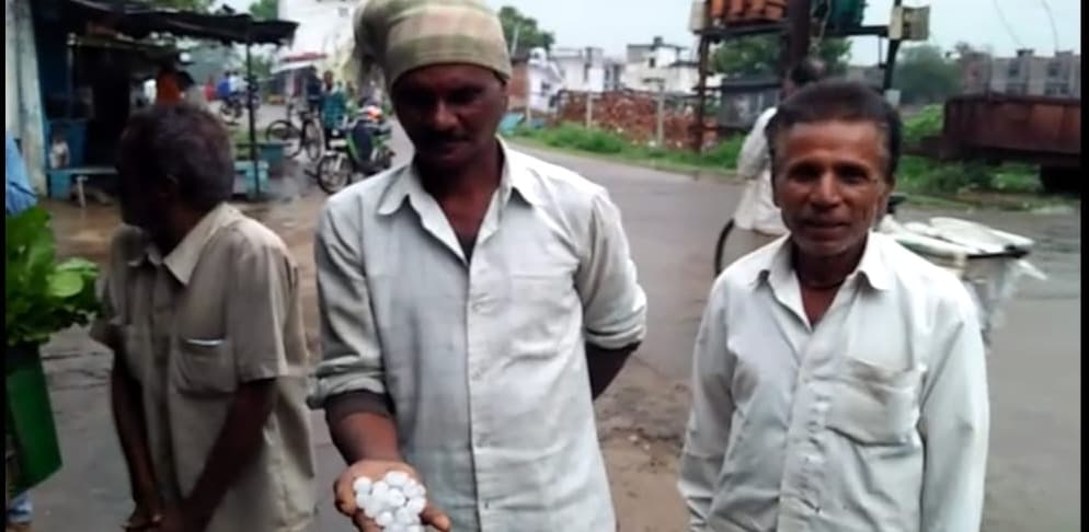 बे मौसम बारिश से फ़सलों को हुआ नुकसान किसानों के चेहरे चिंतित