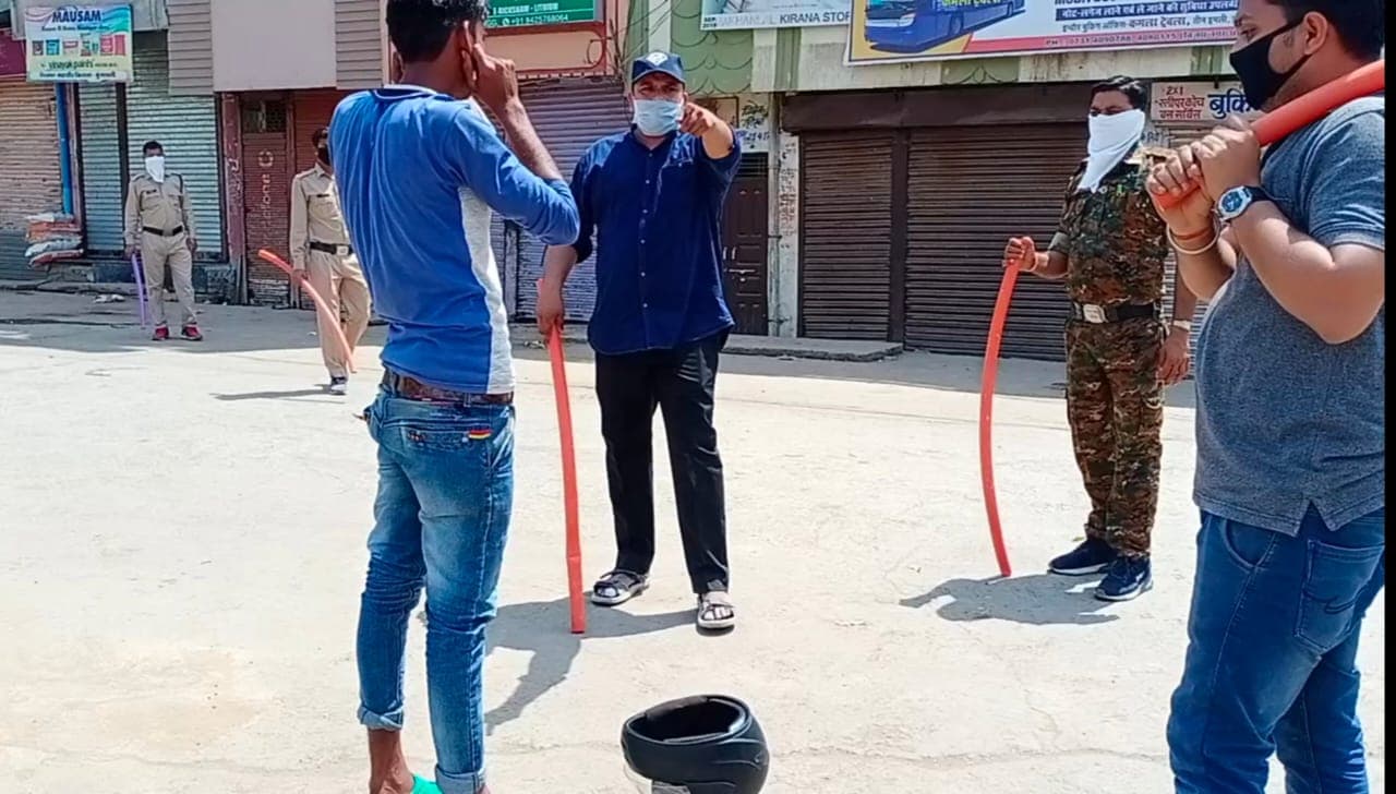 बाहर निकलने वालों पर अब पुलिसिया गांधीगिरी और डंडा एक साथ, देखिये वीडियो