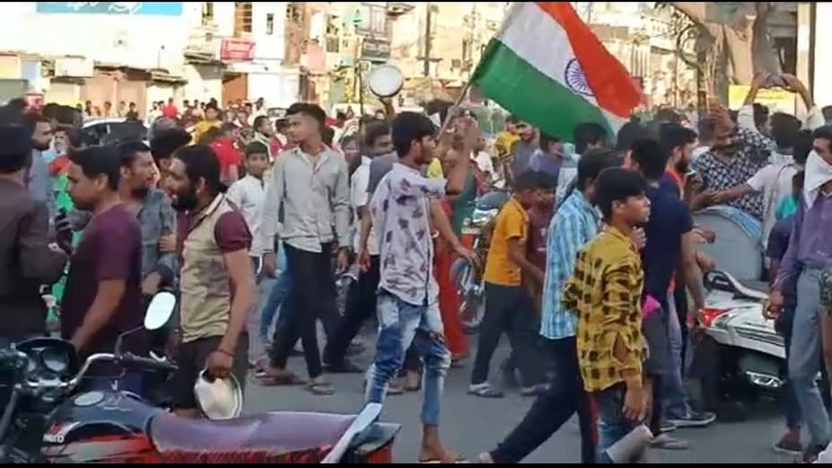 नासमझी की हद पार, इंदौर में निकला जुलूस, बजे ढोल नगाड़े