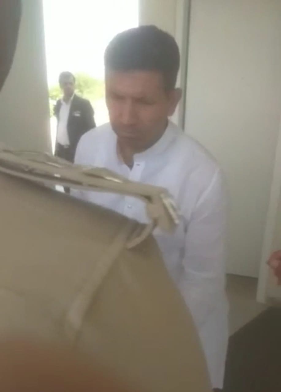 विधायकों को छुड़ाने गए जीतू पटवारी और लाखन सिंह बेंगलुरू में गिरफ्तार, कांग्रेस के घेरते ही पुलिस ने किया रिहा