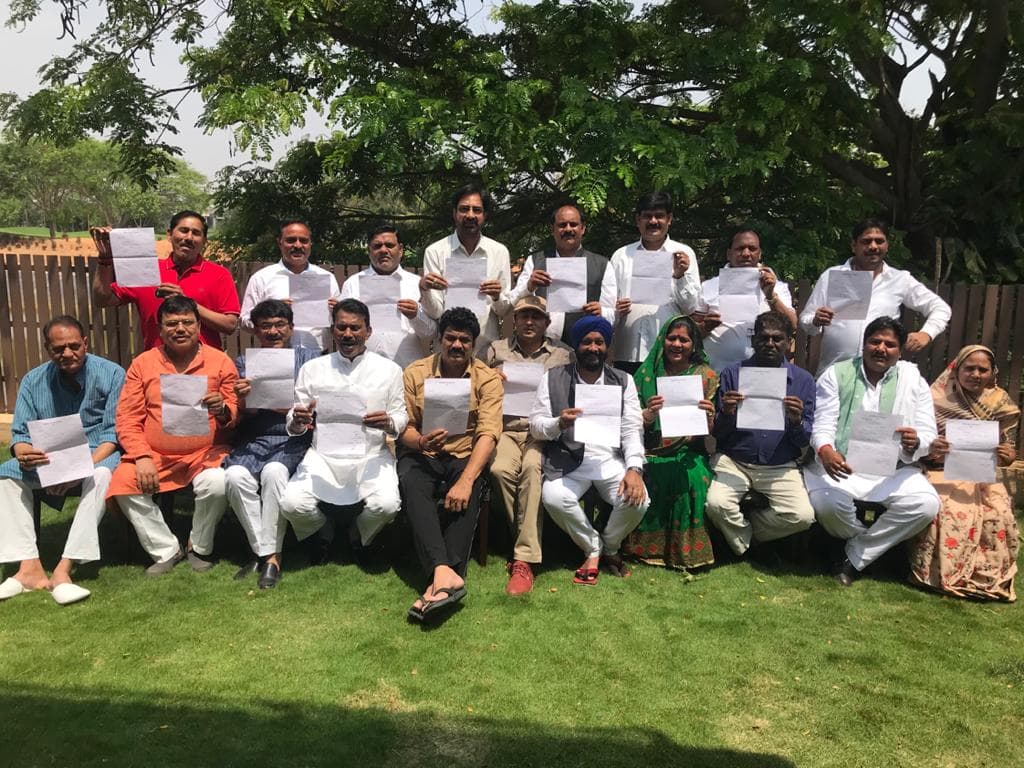 6 मंत्रियों समेत 19 विधायकों के इस्तीफे, कमलनाथ ने की 6 मंत्रियों को हटाने की सिफारिश