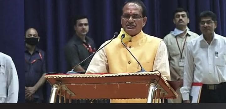 मध्यप्रदेश के 32वें मुख्यमंत्री बने शिवराज, राज्यपाल ने दिलाई शपथ