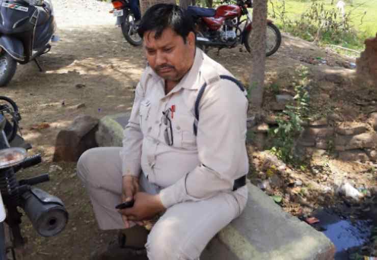 Corona crisis: लॉकडाउन में फंसा रहा पुलिसकर्मी, उधर अस्पताल में बेटी ने तोड़ दिया दम