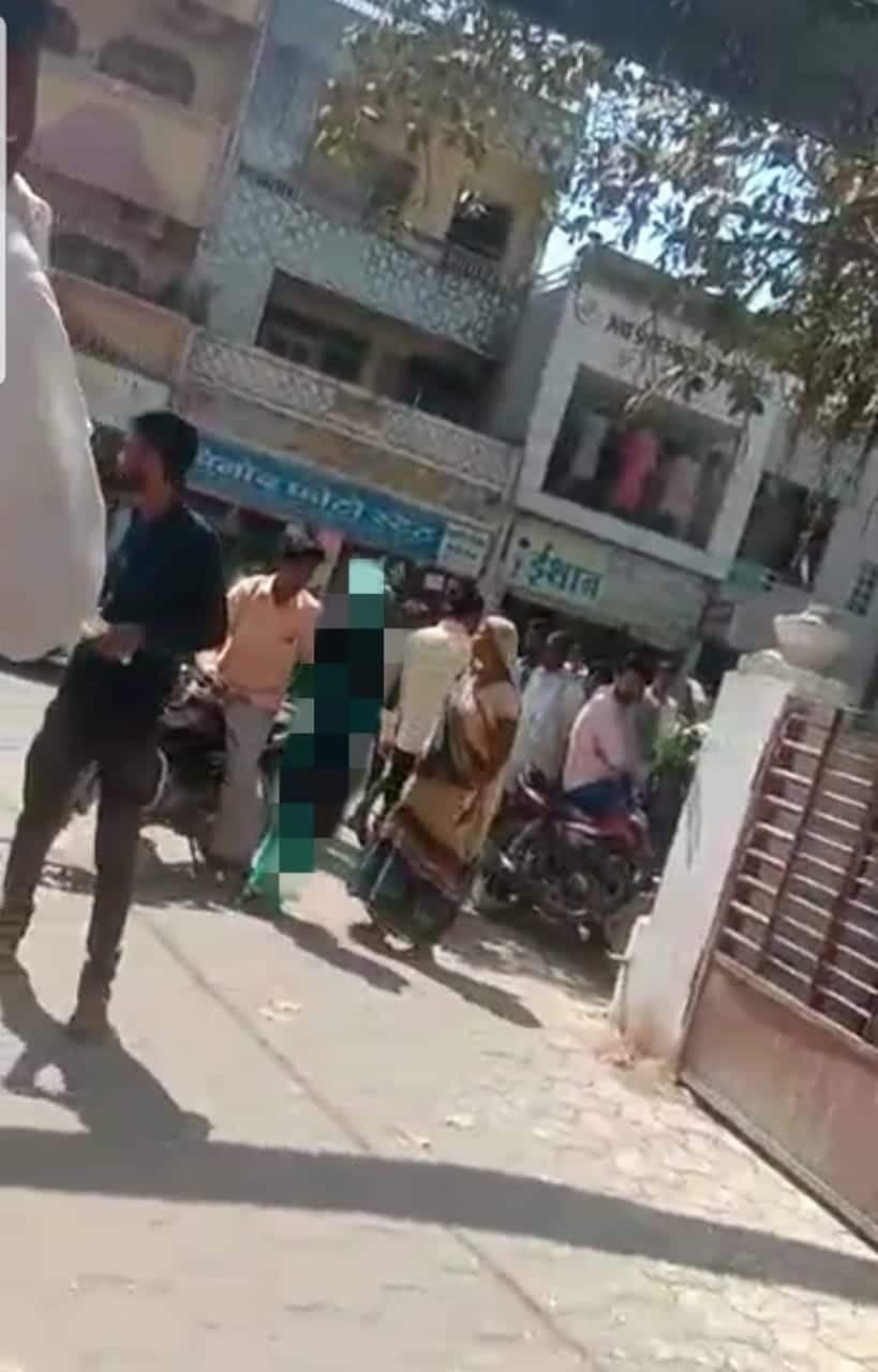 चौराहे पर युवक ने की युवती से बदसलूकी, वीडियो वायरल