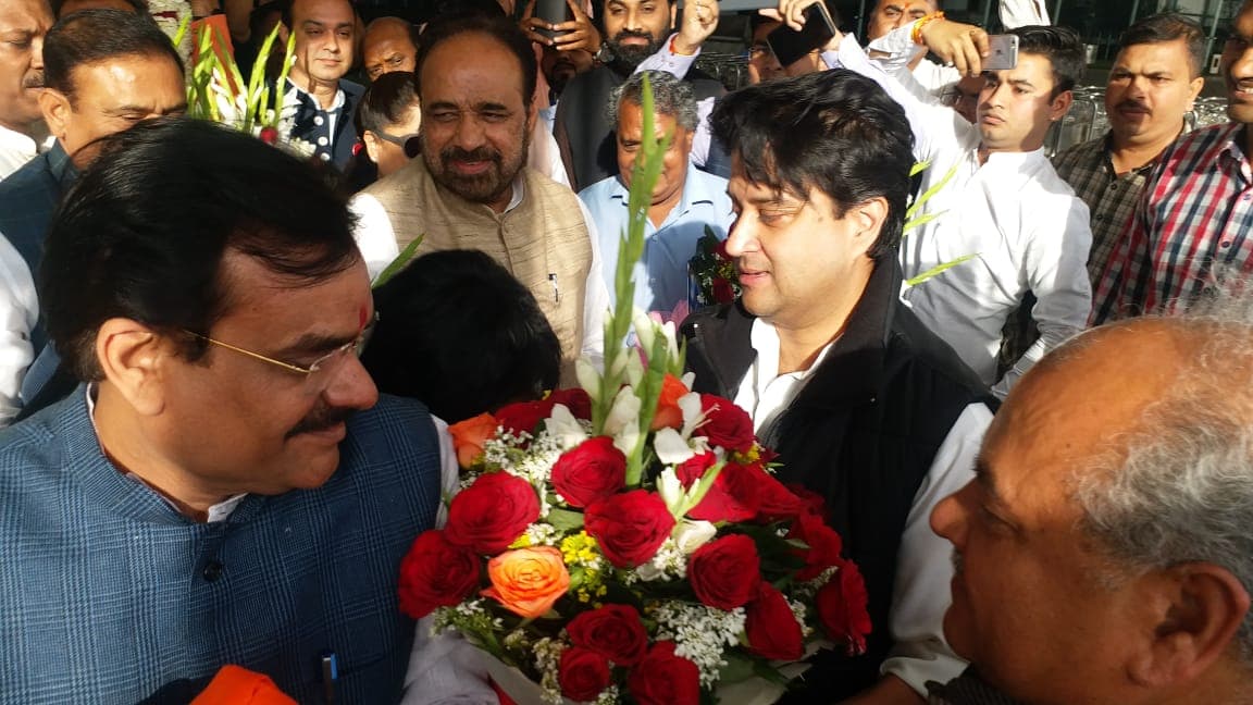 ज्योतिरादित्य सिंधिया भोपाल पहुंचे, बीजेपी ने किया ज़ोरदार स्वागत