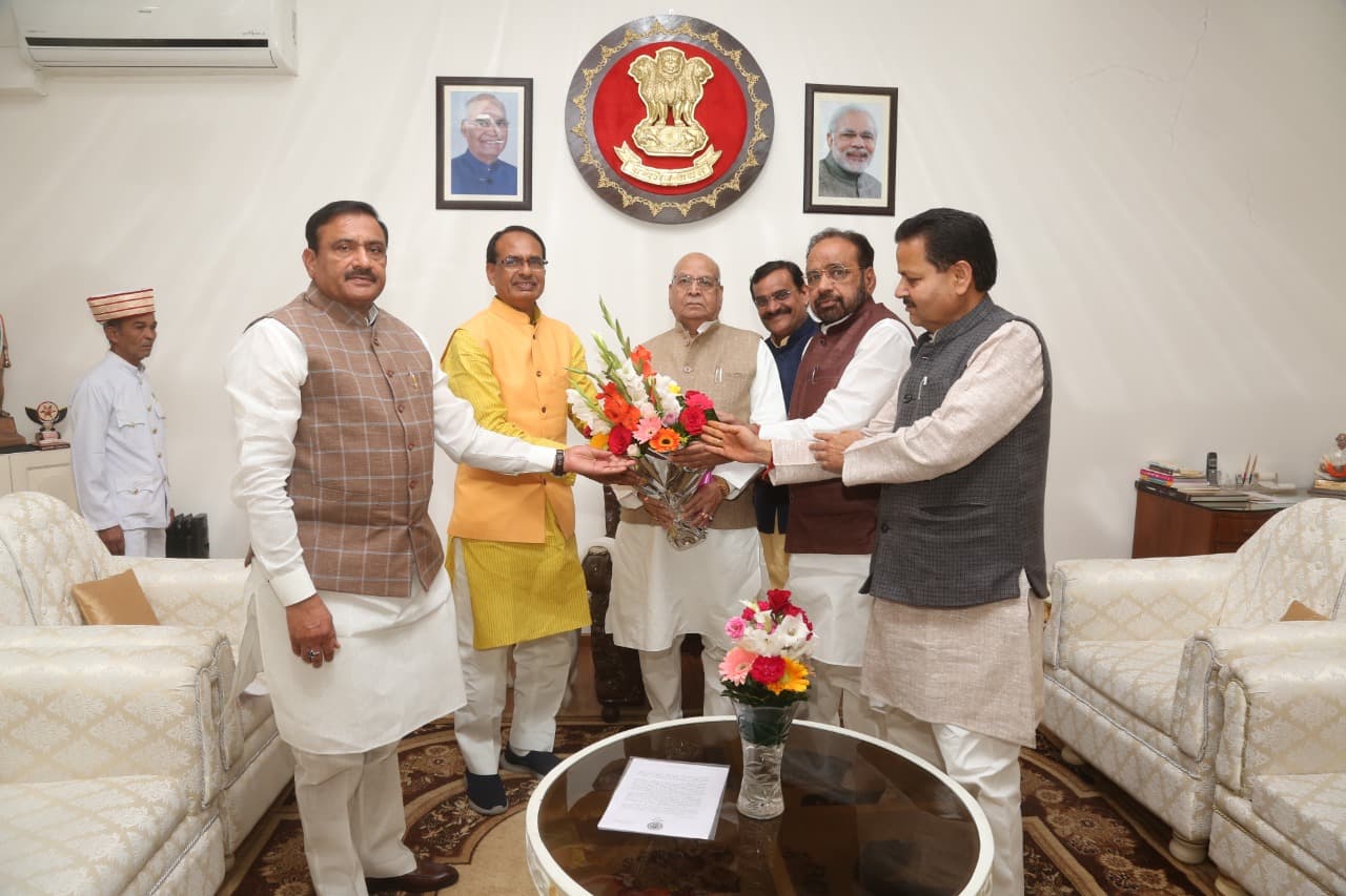 बीजेपी ने राज्यपाल को सौंपा ज्ञापन, कहा- “अल्पमत की सरकार कैसे कर सकती है नियुक्ति और तबादले”