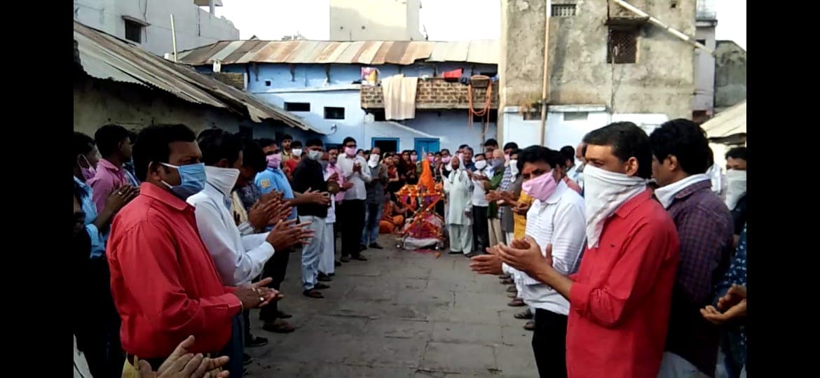 कोरोना के खिलाफ जंग में निजी दुख भुलाया, शवयात्रा रोककर दस मिनिट बजाई ताली