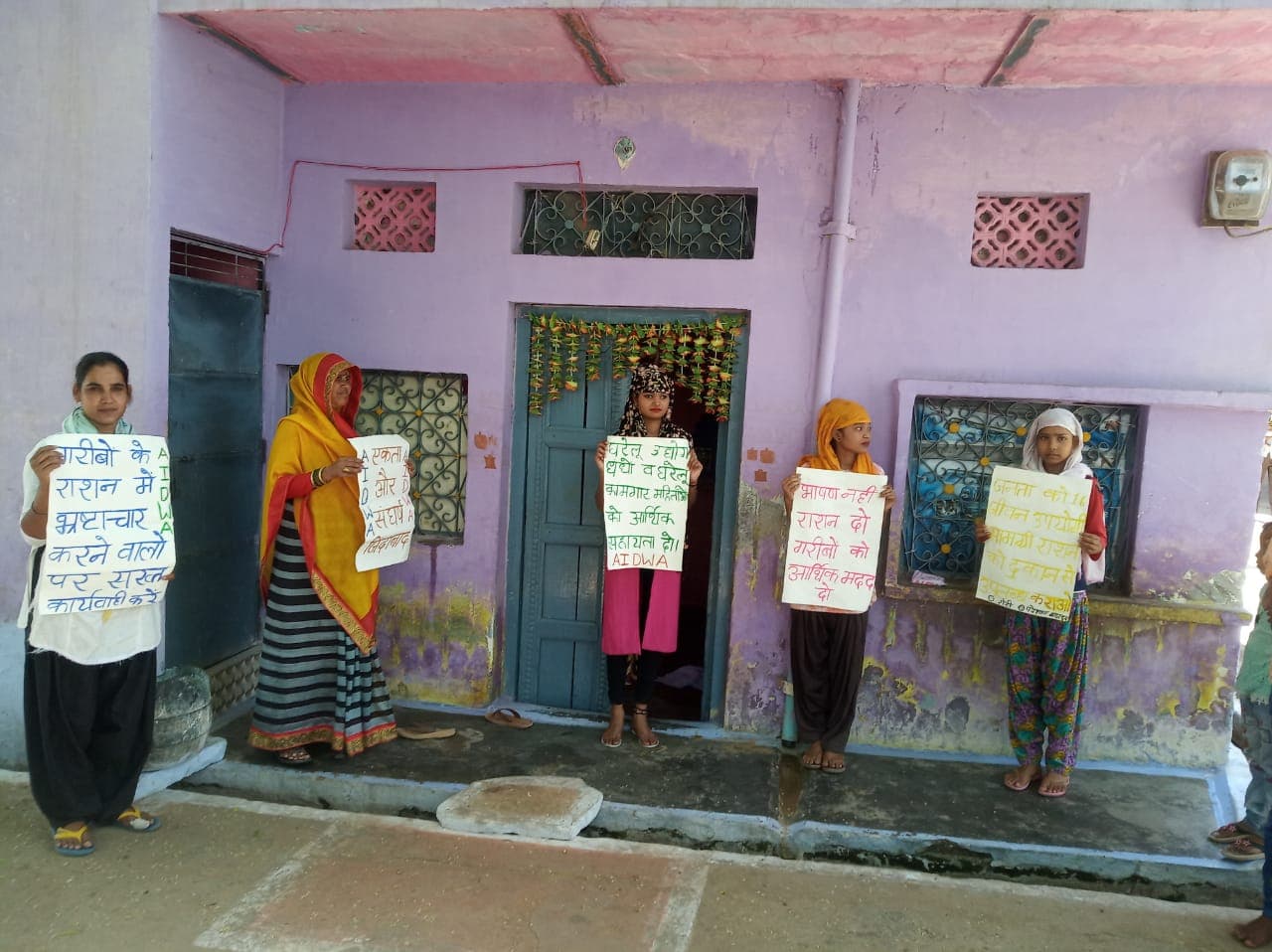 अनोखा विरोध: छत छज्जे बालकनी में हाथों में लिए पोस्टर, लिखा- “जनता को भाषण नहीं राशन चाहिए”