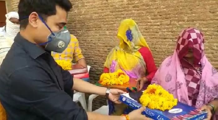 बीजेपी नेता ने जरूरतमंदों को दी राहत सामग्री, सभी से लॉकडाउन के पालन की अपील