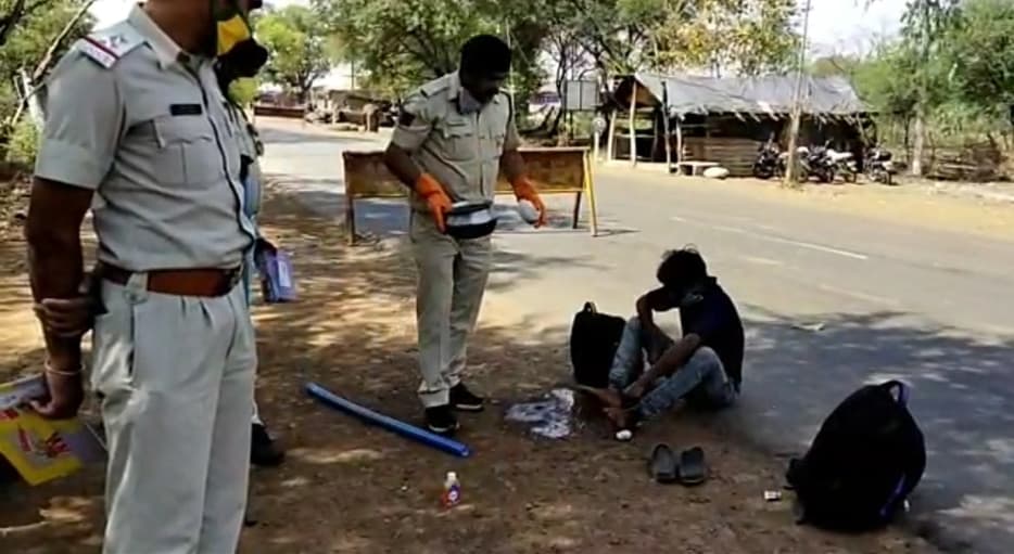 पुलिस ने निभाया डॉक्टर का फर्ज़, मीलों पैदल चलकर आए मज़दूरों के पैरों में लगाया मरहम