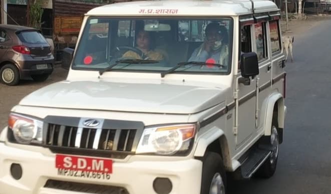 लॉकडाउन में SDM की पत्नी सरकारी वाहन से सीख रही ड्राइविंग, SDM ने मीडिया से की बदसलूकी