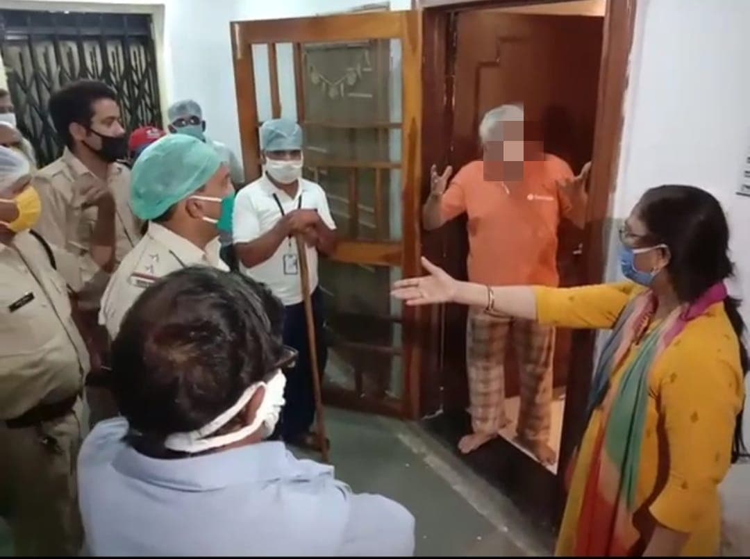 होम क्वारेंटाइन का उल्लंघन कर रहे रिटायर एयर फोर्स ऑफिसर का हंगामा, पुलिस के साथ की अभद्रता