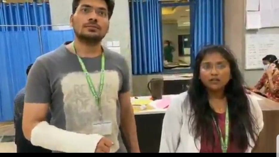 पुलिस पर ड्यूटी से लौट रहे डॉक्टरों के साथ बदसलूकी का आरोप, महिला डॉक्टर को लाठी से मारा!