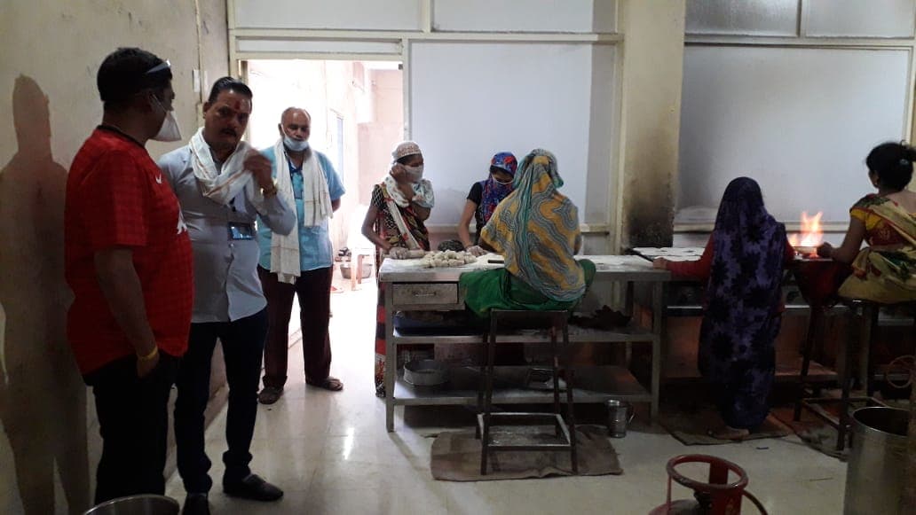 विधायक ने किया दीनदयालय रसोई का निरीक्षण, लॉकडाउन के अंतिम दिन तक भोजन उपलब्ध कराने का वादा