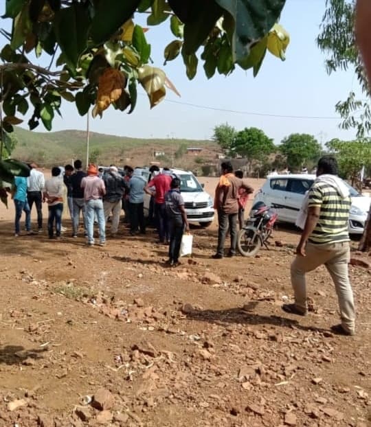 तहसीलदार पर ट्रैक्टर चालकों के साथ मारपीट का आरोप, गुस्साए किसानों ने की कार्रवाई की मांग