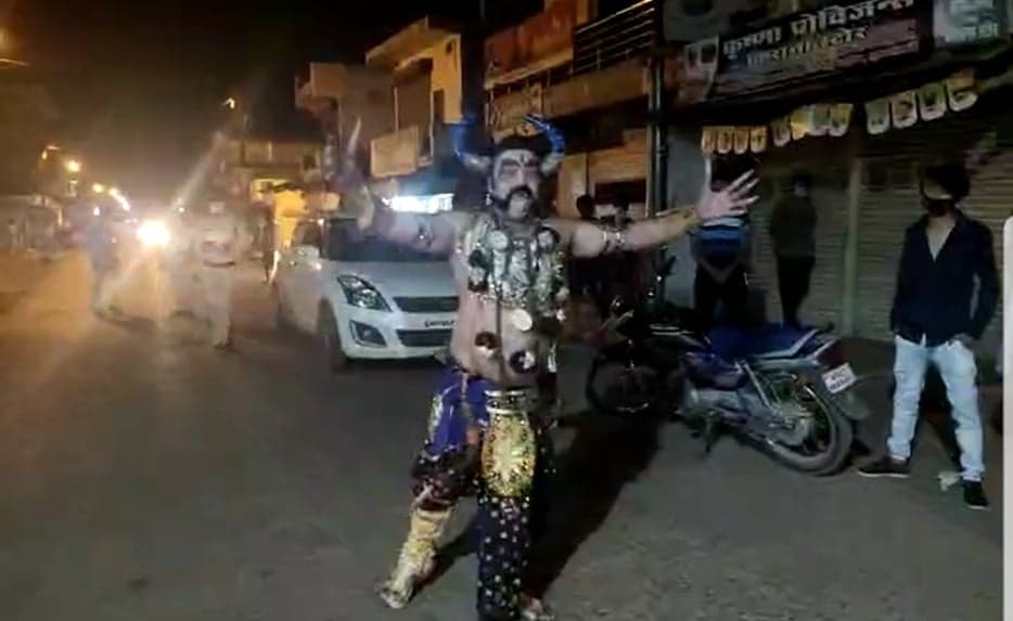 कटनी पुलिस की अनोखी पहल, यमराज ने नुक्कड़ नाटक के जरिये दी कोरोना से बचाव की नसीहत