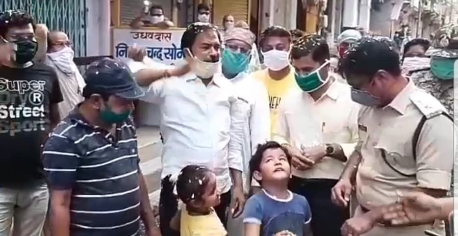 लोगों ने पुलिस पर बरसाए फूल, तालियां बजाकर किया अभिनंदन