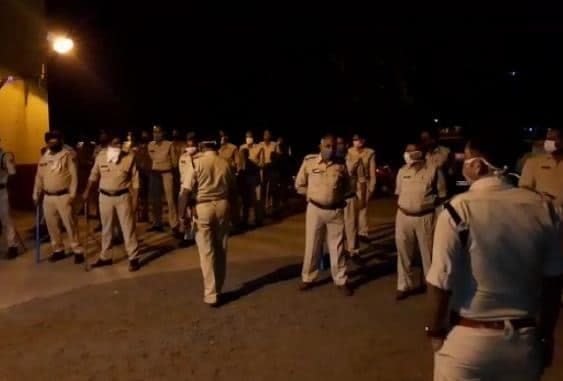 लॉकडॉउन में बाहर आने से रोका तो पुलिस पर हमला, आरोपियों को पकड़ने 200 जवानो ने दी दबिश