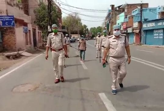 सब्जी विक्रेता महिला से लूट में शामिल एक आरोपी गिरफ्तार, पुलिस ने निकाला जुलूस