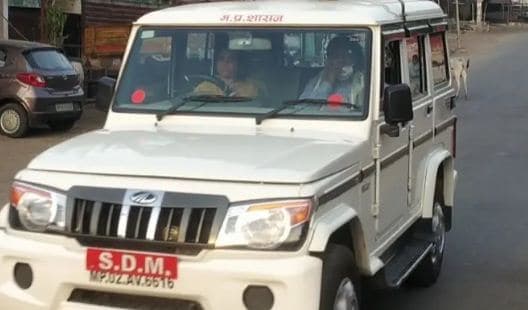 खबर का असर: सरकारी वाहन से पत्नी को ड्राइविंग सिखाने वाले एसडीएम को हटाया