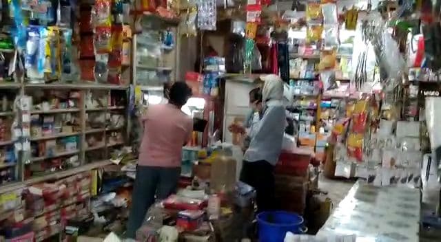 किराना एवं जनरल स्टोर पर खाद्य विभाग का छापा, एक्सपायरी डेट के कई प्रोडक्ट नष्ट कराए