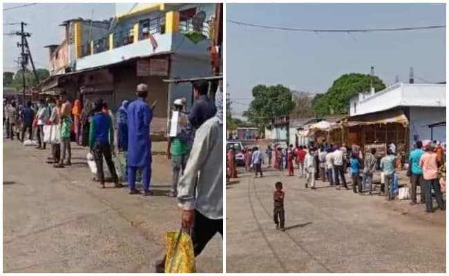 भोपाल में सोशल डिस्टेंसिंग की उडी धज्जियां, राशन लेने सड़कों पर उतरी भारी भीड़
