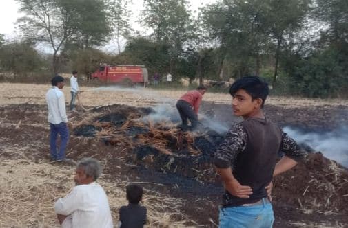 बिजली के तार टकराने से खेत में रखी गेहूं की फसल ख़ाक