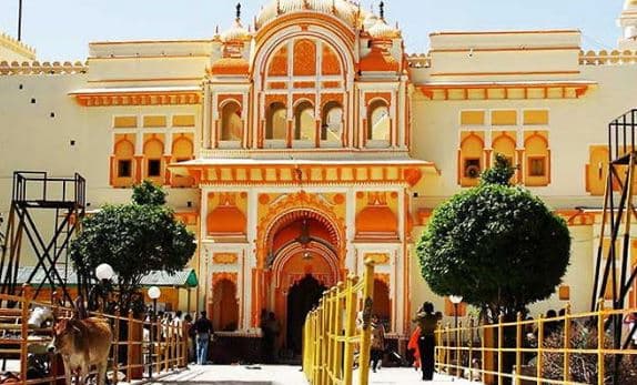 “रामराजा” के दर्शन को तरसे भक्त, पुलिसकर्मी रोज दे रहे “गार्ड ऑफ आनर”