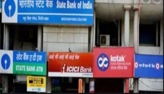कोरोना संकट के बीच खातों से किश्त काट रहे बैंक, लोग परेशान