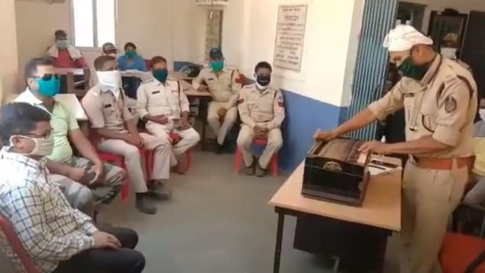 VIDEO: DSP ने हारमोनियम बजाकर बढाया पुलिसकर्मियों का मनोबल