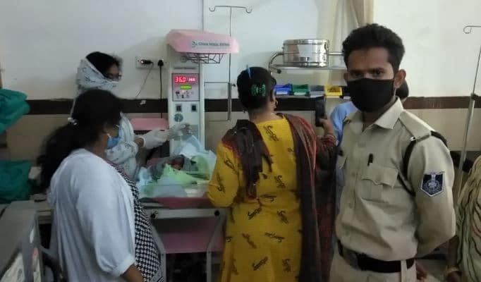कलयुगी मां की करतूत, लॉकडाउन के सन्नाटे में सड़क पर छोड़ गई नवजात