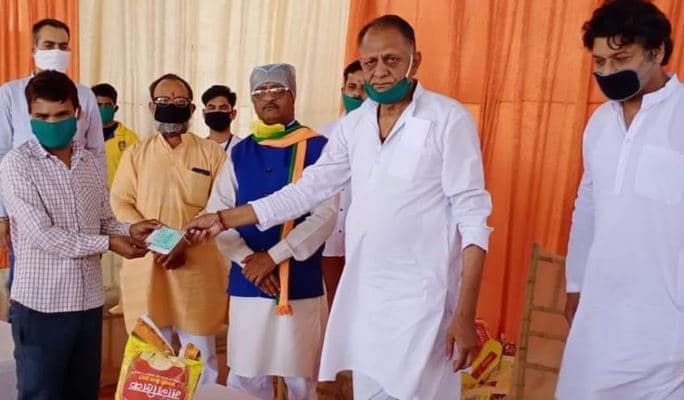 विधायक निधि के चेक बांट फंसे सिंधिया समर्थक पूर्व MLA, कांग्रेस बोली-FIR कराएंगे