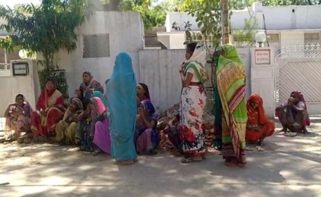 MP: लॉक डाउन के बीच तहसीलदार के बंगले पर महिलाओं का धरना