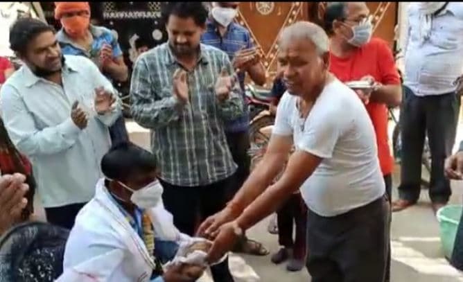 डोर टू डोर कचरा उठाने वाले कर्मचारियों का फूल मालाओं से स्वागत