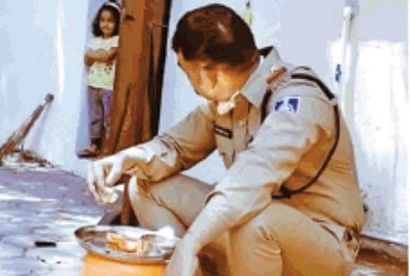 अब सोशल मीडिया पर तेजी से वायरल हो रही ये तस्वीर