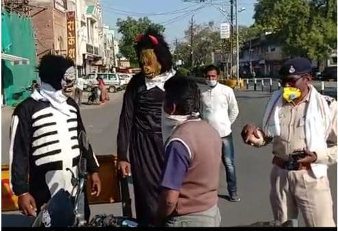 लॉक डाउन: पुलिस ऐसे दे रही हिदायत, उल्लंघन करने वालों को भेजेगी जेल