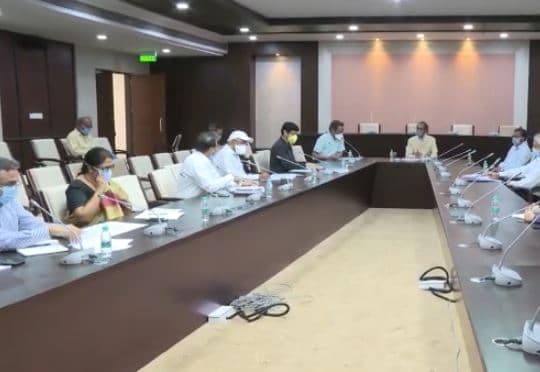 क्या CM की बैठक में पूर्व कोरोना संक्रमित थी IAS, देखिये वीडियो
