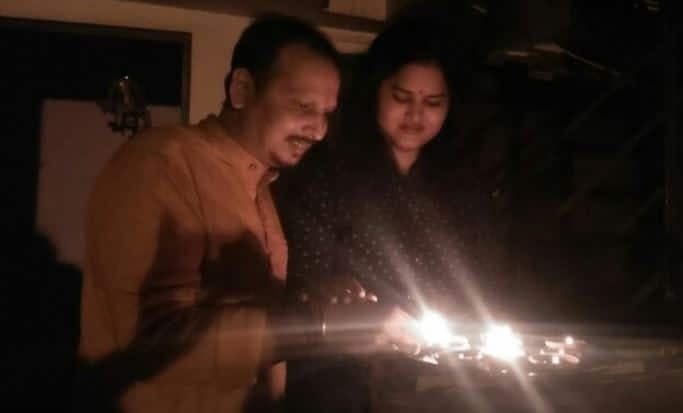 ग्वालियर के अभिषेक ने कोरोना से जीती जंग, पत्नी संग दीप जलाकर दिया ये संदेश