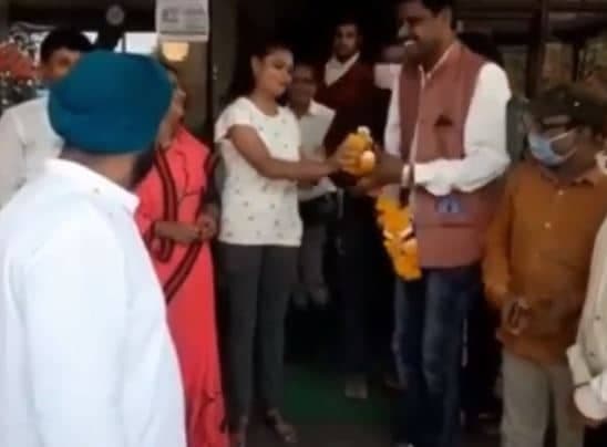 जब बागी पूर्व विधायक को लड़की ने दिया ऐसा करारा जवाब, देखें वीडियो