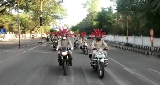 कोरोना हेलमेट पहन पुलिस ने निकाली रैली, मोहल्लों में जाकर किया जागरूक
