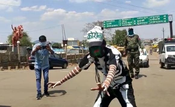 लॉक डाउन का पालन कराने के लिए पुलिस कर रही है नए नए प्रयोग