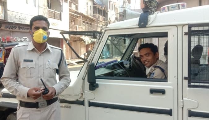 मंदसौर में टोटल लॉक डाउन, लोग कर रहे उल्लंघन, अधिकारी दे रहे समझाइश