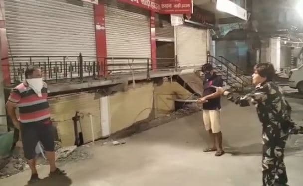 इंदौर TI का वीडियो वायरल, बाहर घूमने वालों को एक-दूसरे से जमकर पिटवाया