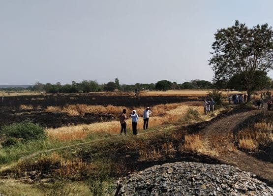 आग लगने से किसानों की मेहनत पल भर में स्वाहा, लाखों का नुकसान