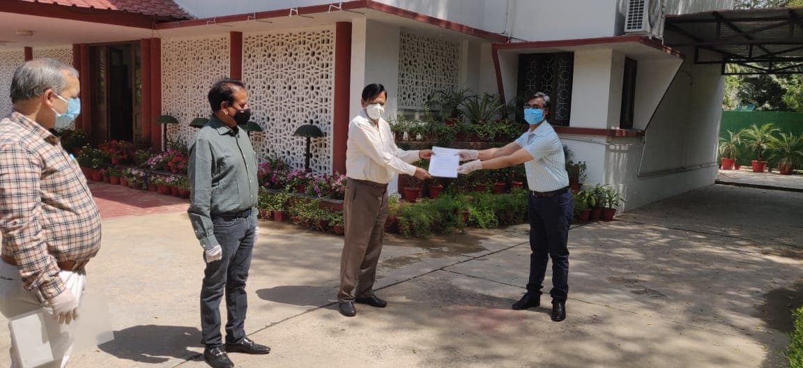 रेलकर्मियों ने प्रधानमंत्री राहत कोष में जमा कराएं 11 लाख रुपए
