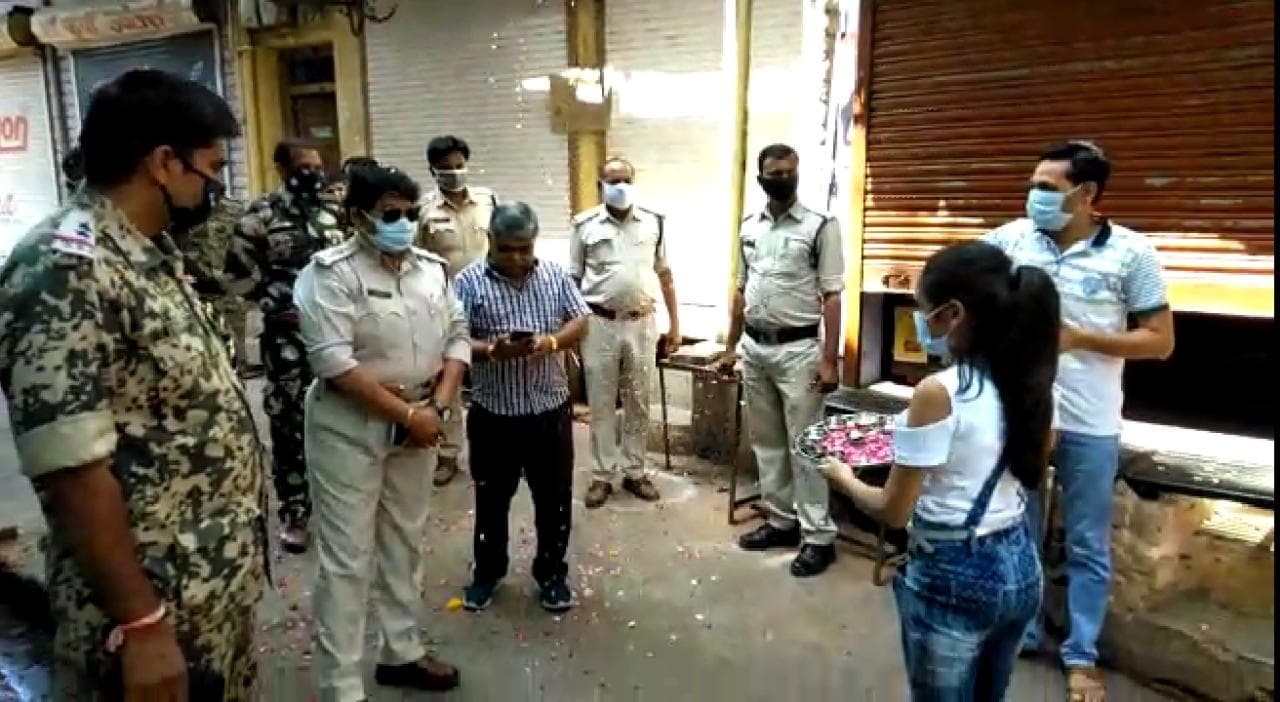 यहां पुलिसकर्मियों पर हुई फूलों की वर्षा, आरती उतारी..तालियों से किया स्वागत