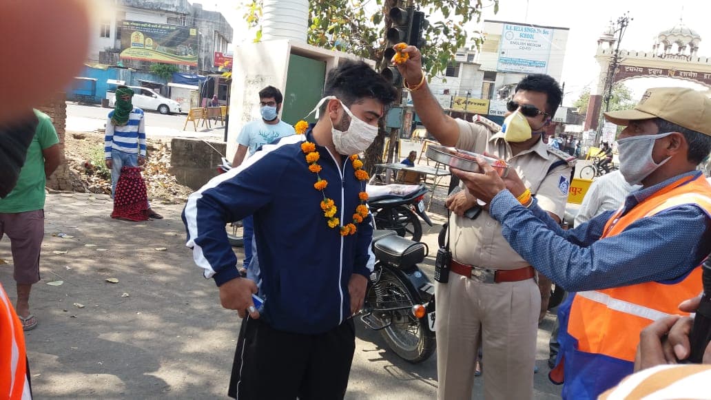 पुलिस की गांधीगिरी, लॉकडाउन तोड़ने वालों को दे रही अनोखी सजा